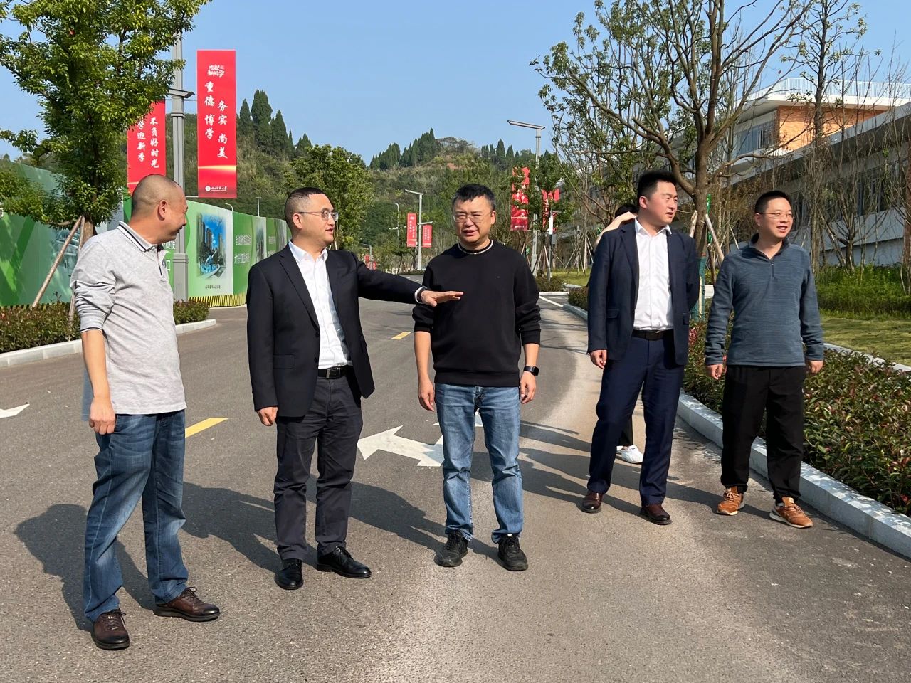公司黨委書記、執(zhí)行董事朱軍一行到川師遂寧校區(qū)項(xiàng)目開展“奮戰(zhàn)四個(gè)月”專項(xiàng)督導(dǎo)